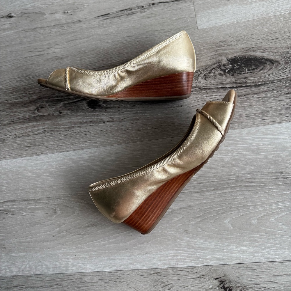 Cole Haan Gold Peep Toe Flats/Wedge Heels, Size 5.5 - Picture 10 of 17